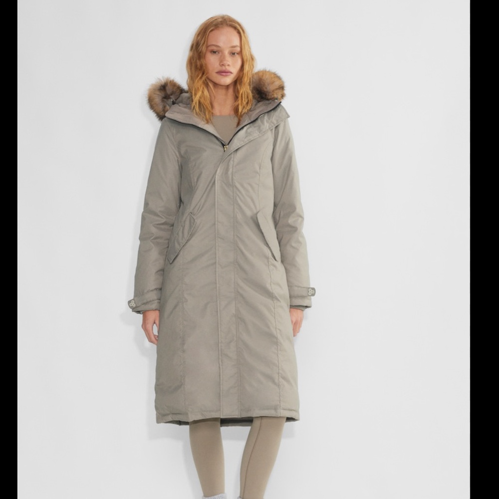 Aritzia Women's Summit Parka Long - Taupe